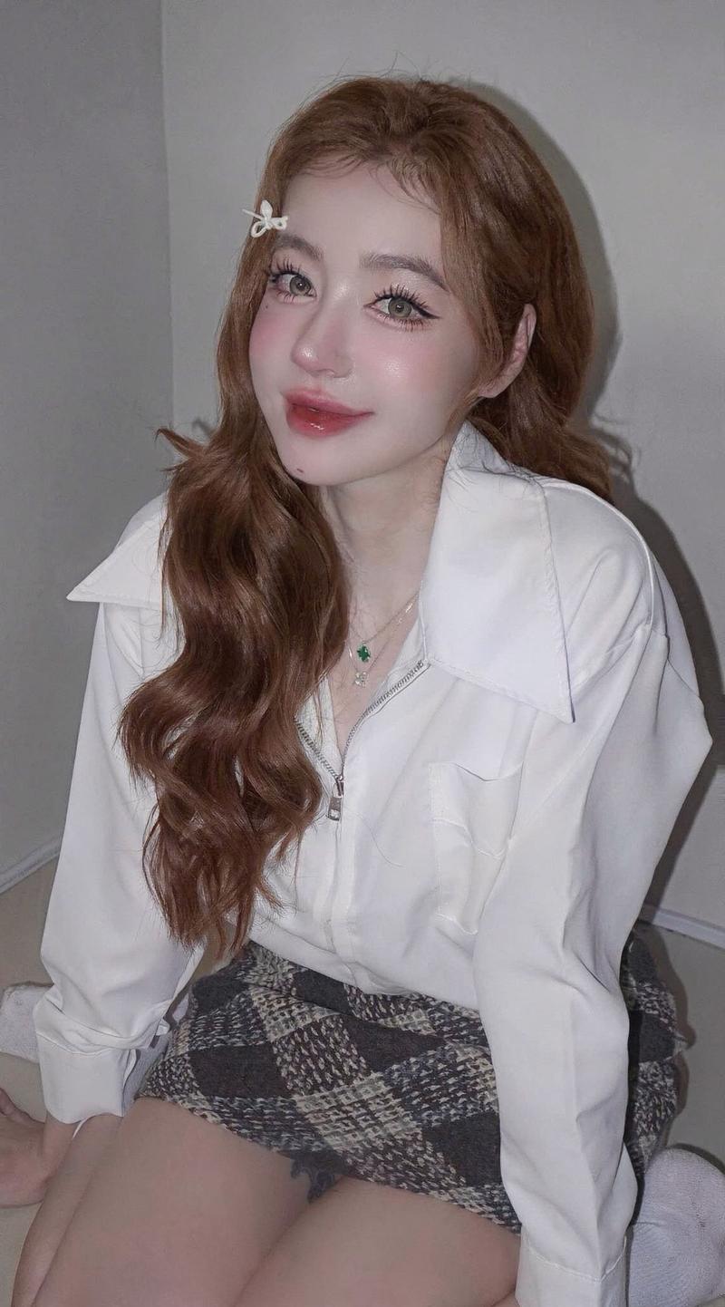 Chị gái pose ngồi bên hồ bơi sang chảnh