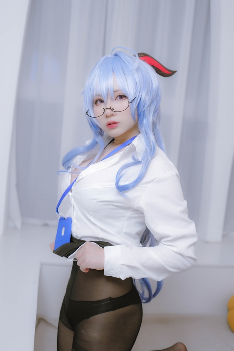 Ảnh gái xinh văn phòng cắn môi sexy