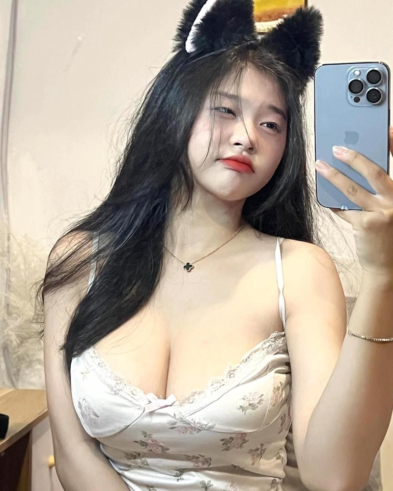 Ảnh gái xinh vú to mặc đồ lót mỏng tang