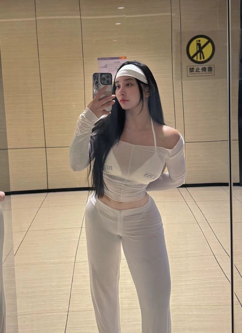 Ảnh Gymer Syx Hitomi đồ tập ướt nhẹp