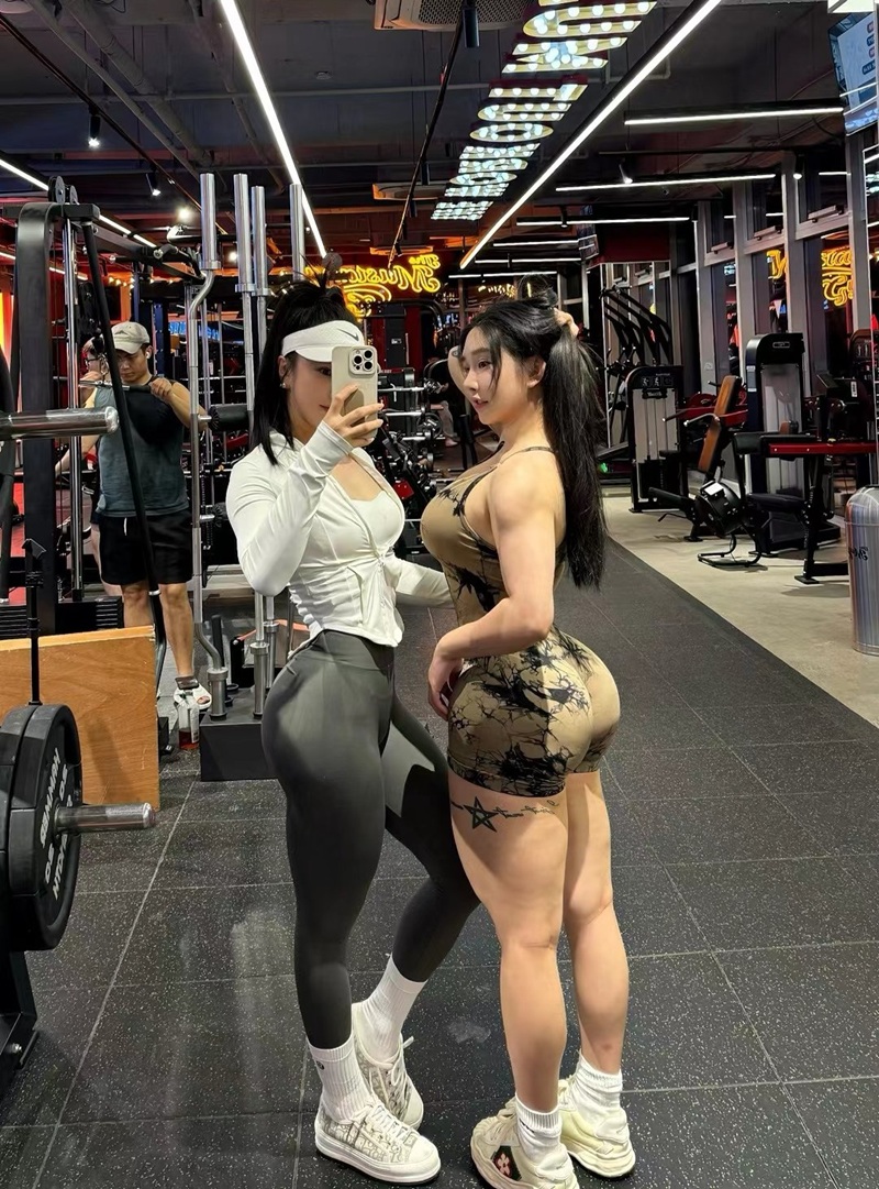Ảnh Gymer Syx Hitomi ngực nảy mạnh