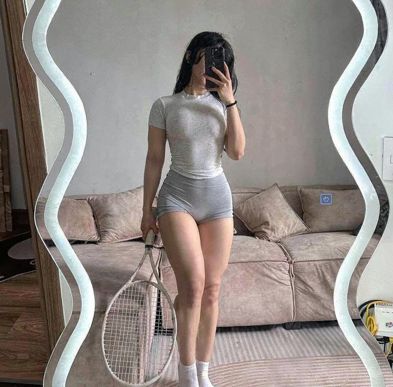Chị gái gym da sáng mồ hôi lấp lánh