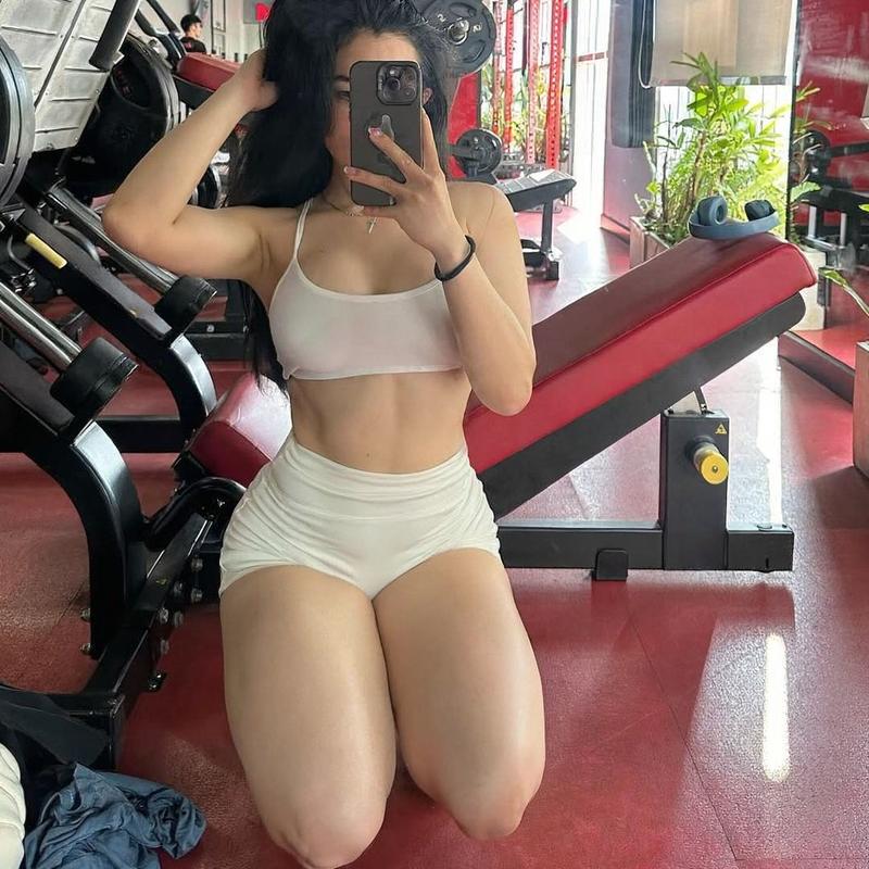 Gymmer mặc quần legging xám khoe chân dài
