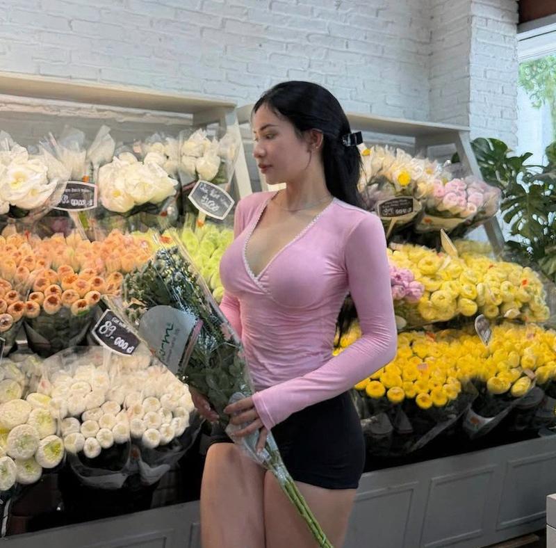 Cô gái pose nâng tạ vai mạnh mẽ