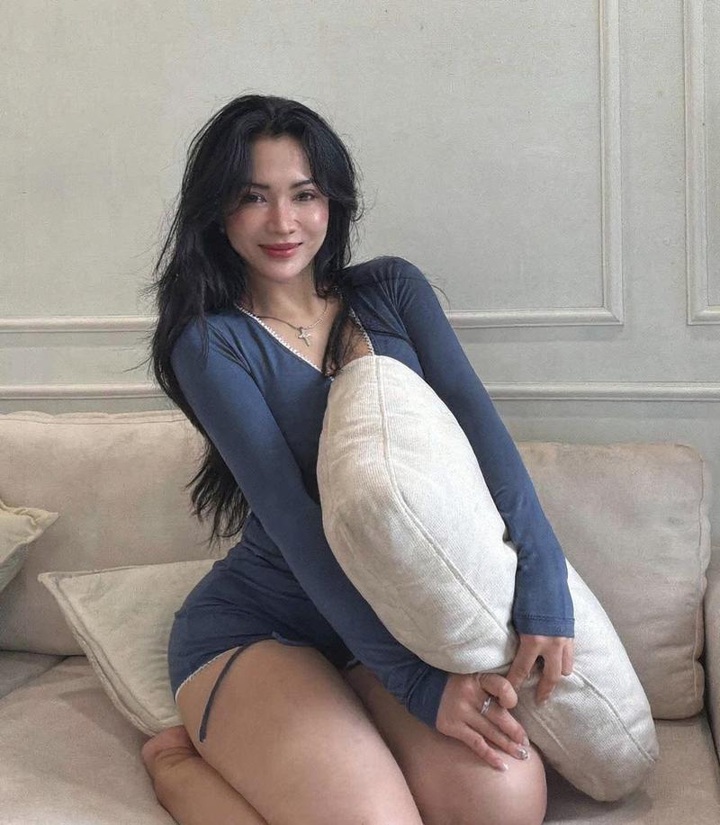 Nữ beauty mặc hoodie gym oversize