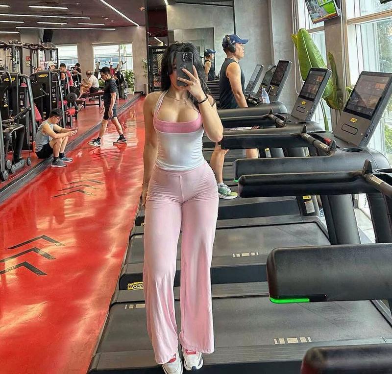 Cô nàng tập cardio trên máy chạy bộ