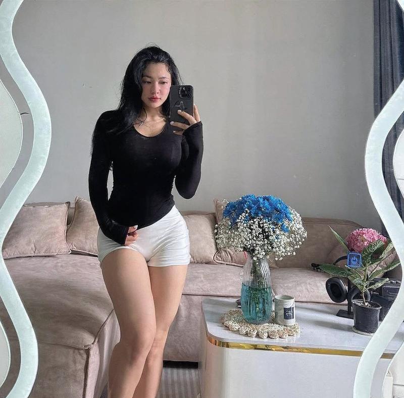 Gái xinh gym pose squat tư thế chuẩn