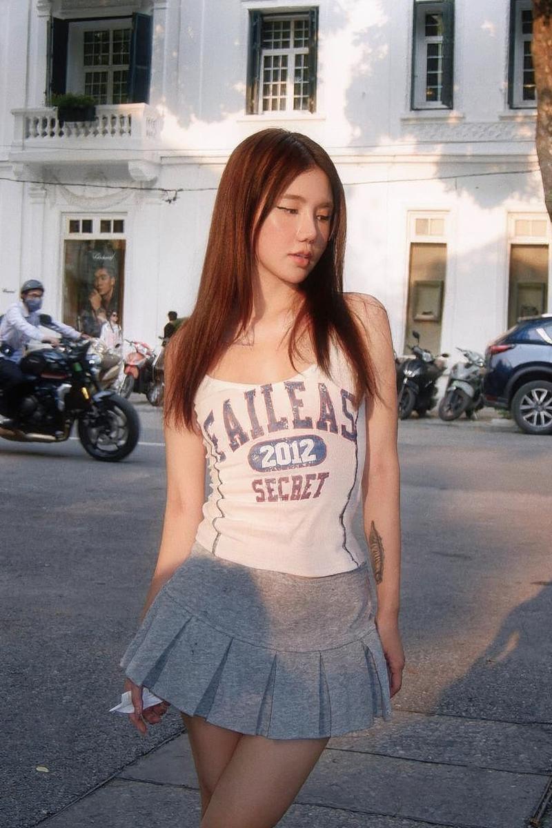 Cô gái tóc búi cao đính nơ ngọt ngào