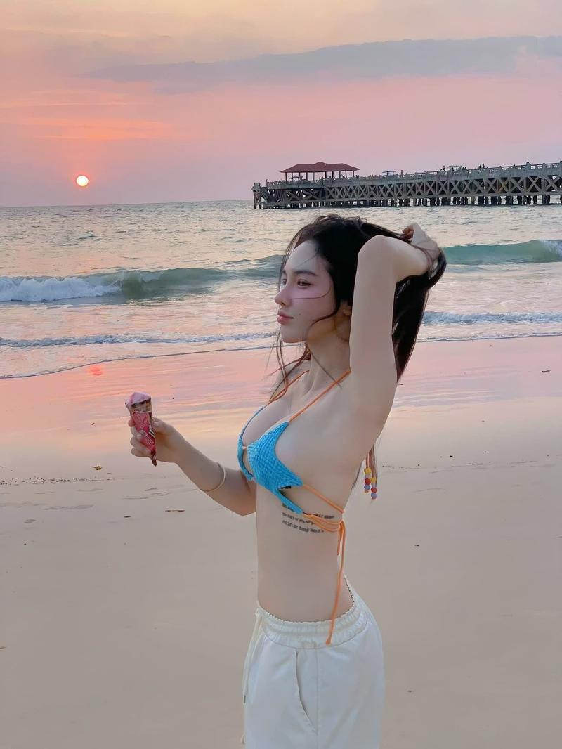Gái xinh TikTok mặc váy ngắn quyến rũ