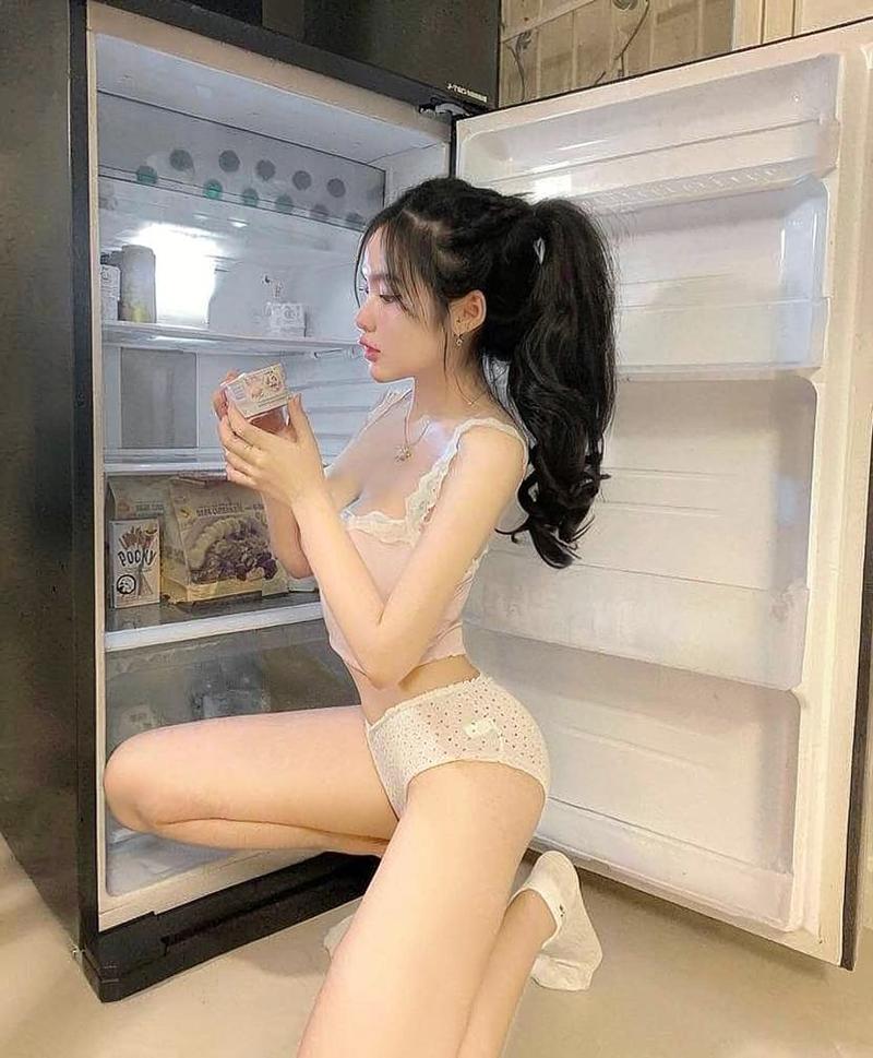 Người đẹp da sáng khoe vai tròn