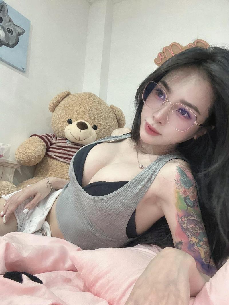 Cô nàng mặc váy voan bay nhẹ trong gió