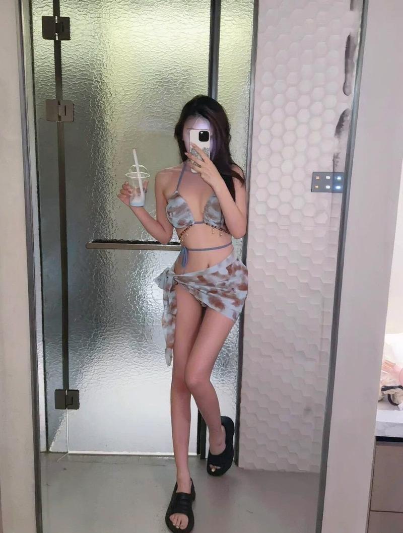 Nữ model tóc đen dài xõa che nửa khuôn mặt