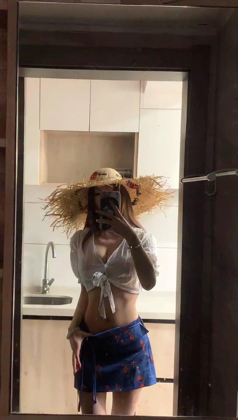 Cô gái pose nằm nghiêng che mặt bằng gối