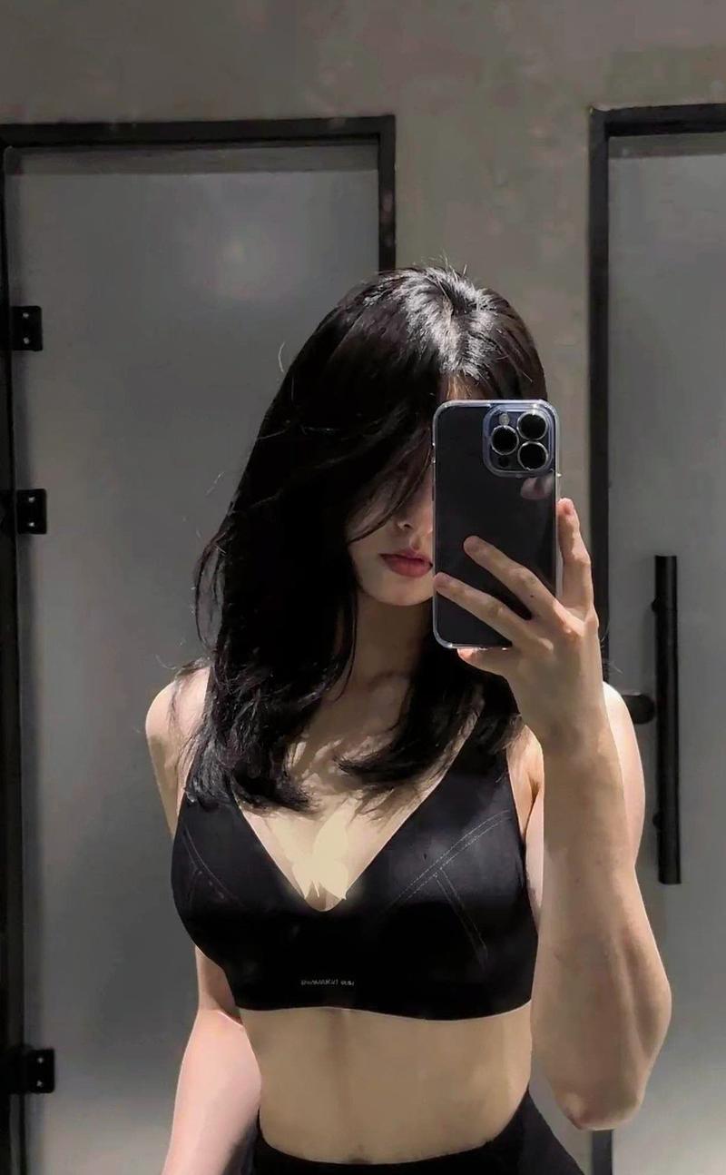 Nữ beauty che mặt bằng khăn lụa sang trọng