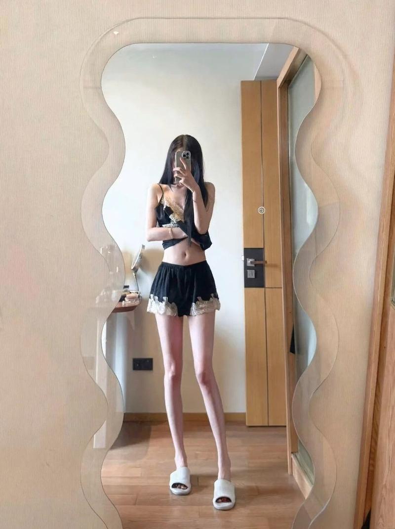 Gái xinh che mặt bằng ánh sáng vàng ấm