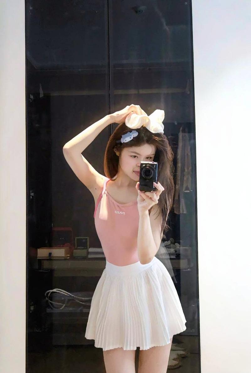 Người đẹp mặc váy voan che mặt trong gió