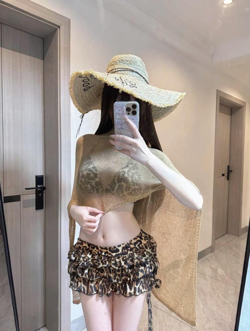 Gái xinh che mặt bằng sách mở trước gương