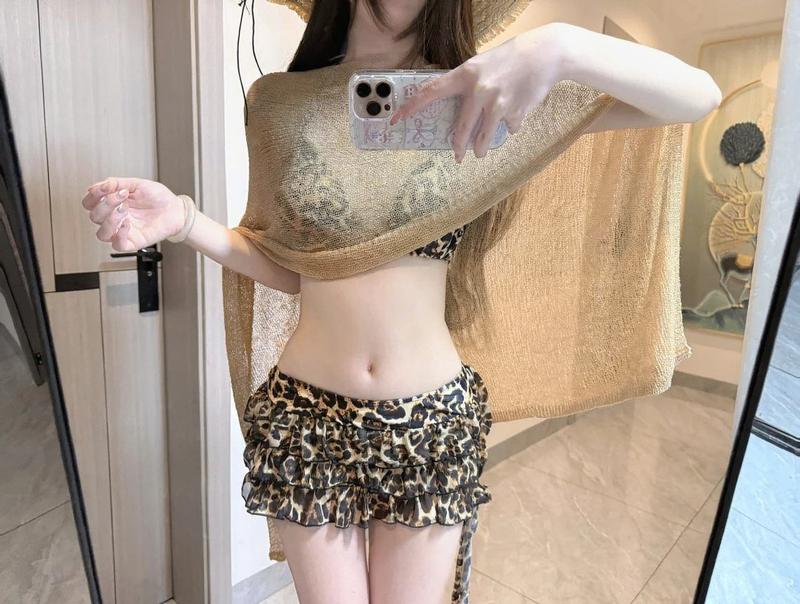 Cô nàng mặc váy trắng che mặt bằng hoa
