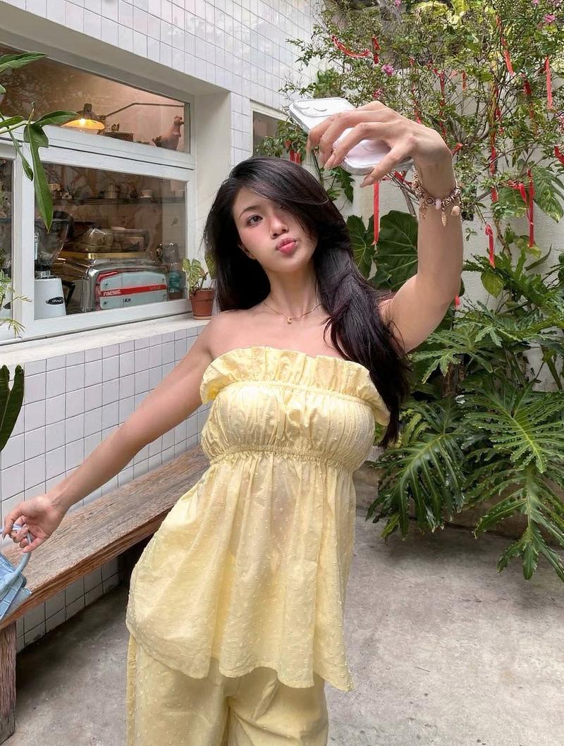 Cô nàng pose cầm hoa hồng dịu dàng nữ tính
