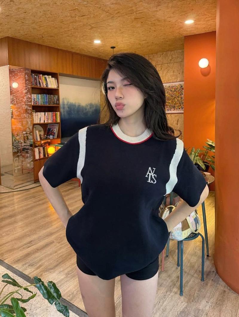 Nữ influencer style layering áo khoác nhẹ nhàng