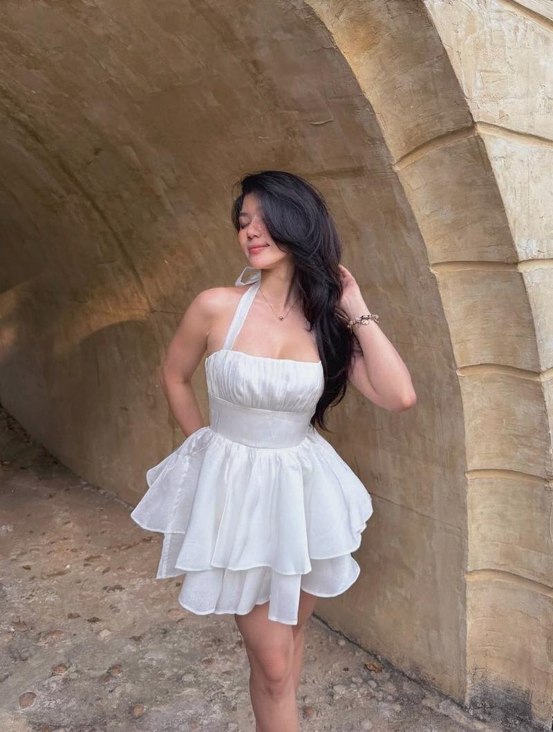 Diệp Phương Linh body hot mặc váy dài quyến rũ