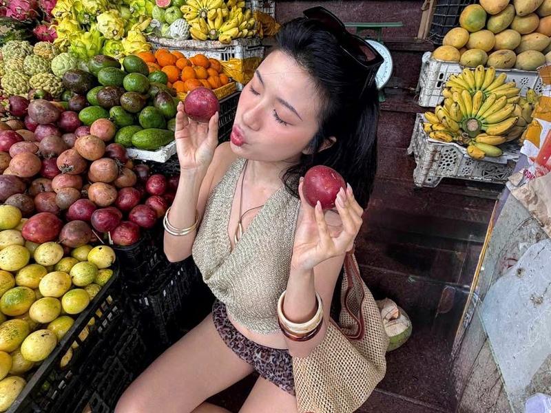 Gái xinh mặc jumpsuit ôm body chuẩn dáng