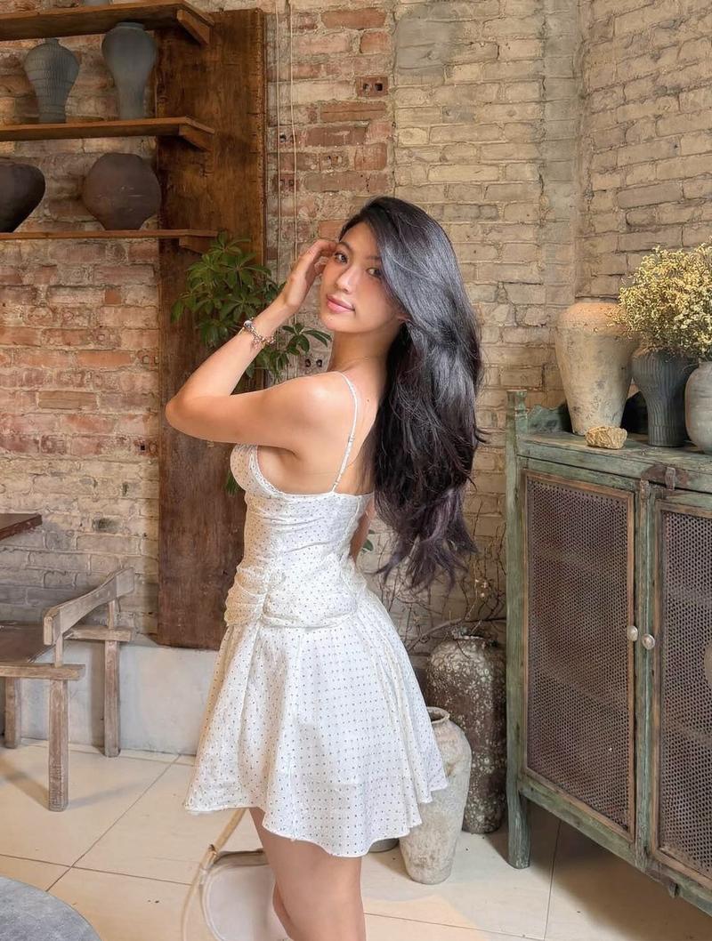 Nữ influencer da mịn màng dưới ánh đèn studio
