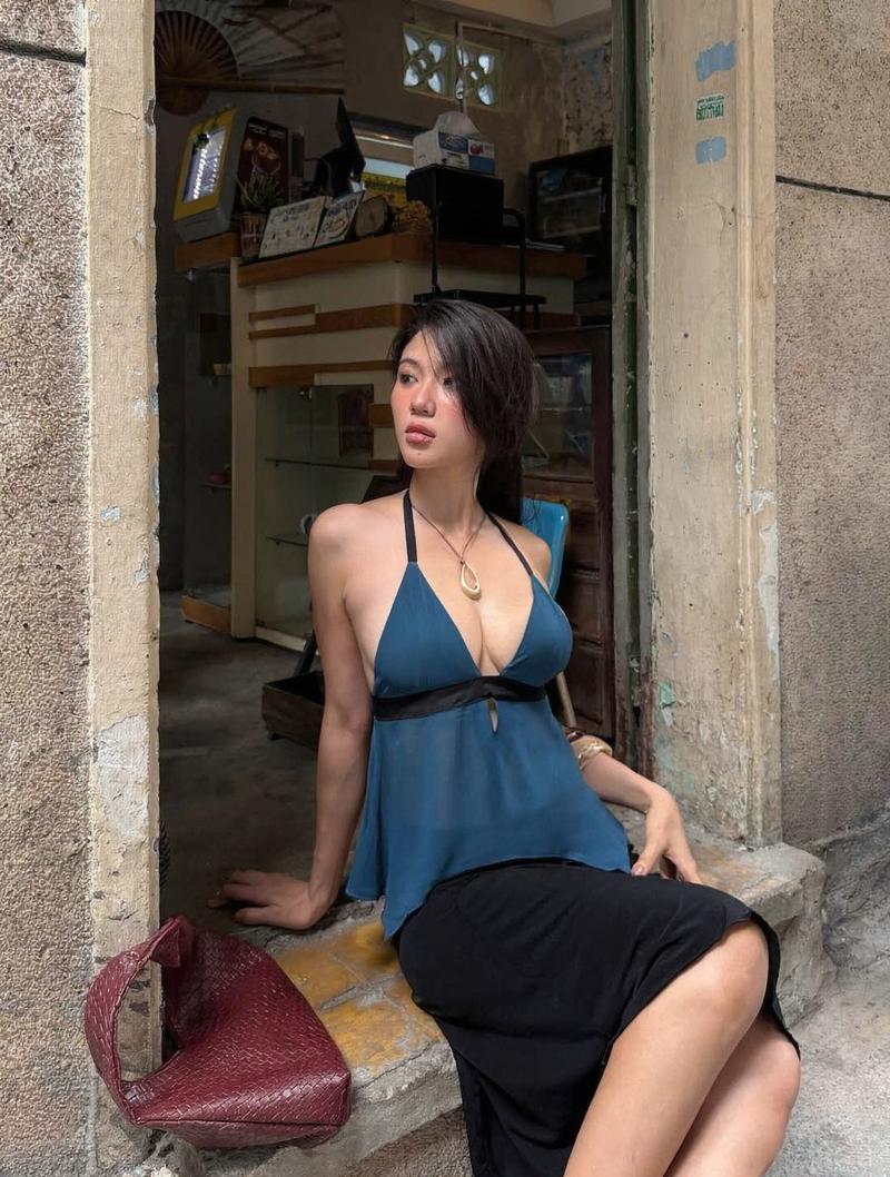 Nữ beauty mặc áo hai dây hở eo thon thanh thoát