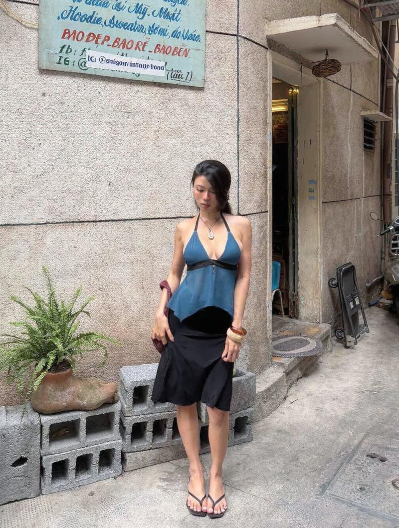 Chị gái pose ngồi bên cửa sổ ánh sáng tự nhiên