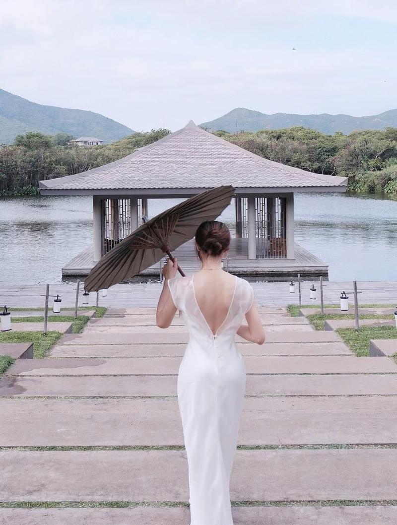 Người đẹp mái tóc highlight nâu đồng óng ả