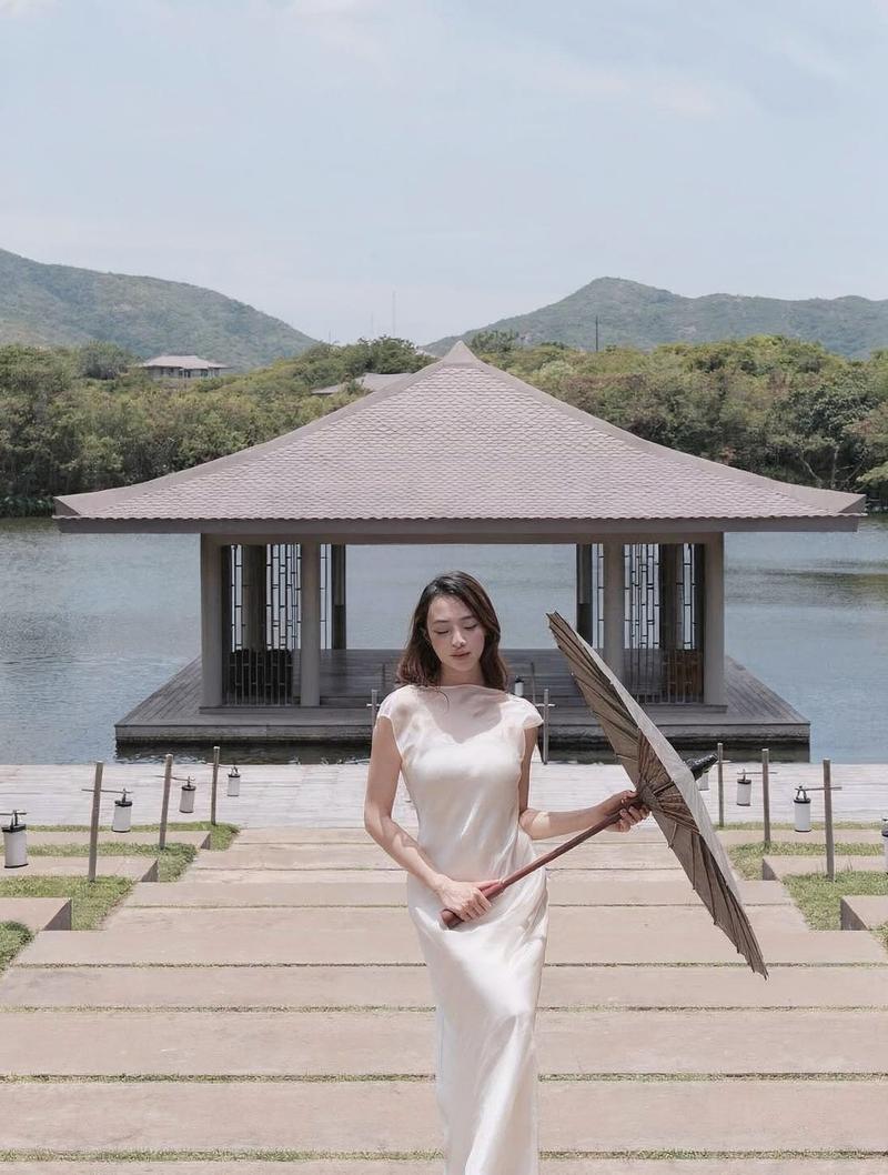 Gái Việt Nam pose cầm cốc trà sữa ngọt ngào
