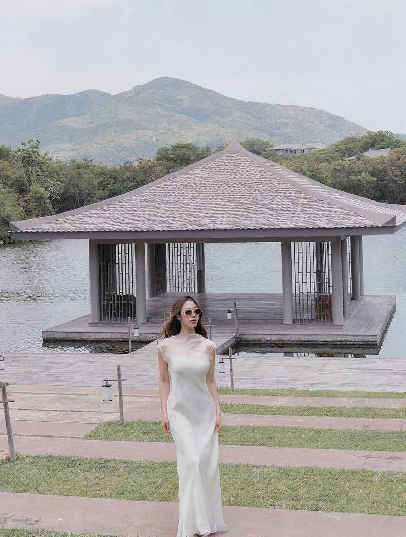 Nữ beauty ánh mắt long lanh dưới nắng mai