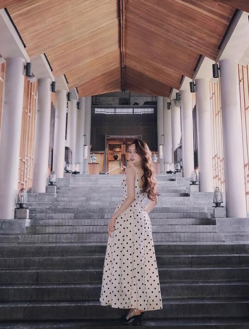Gái xinh pose nằm nghiêng trên giường trắng