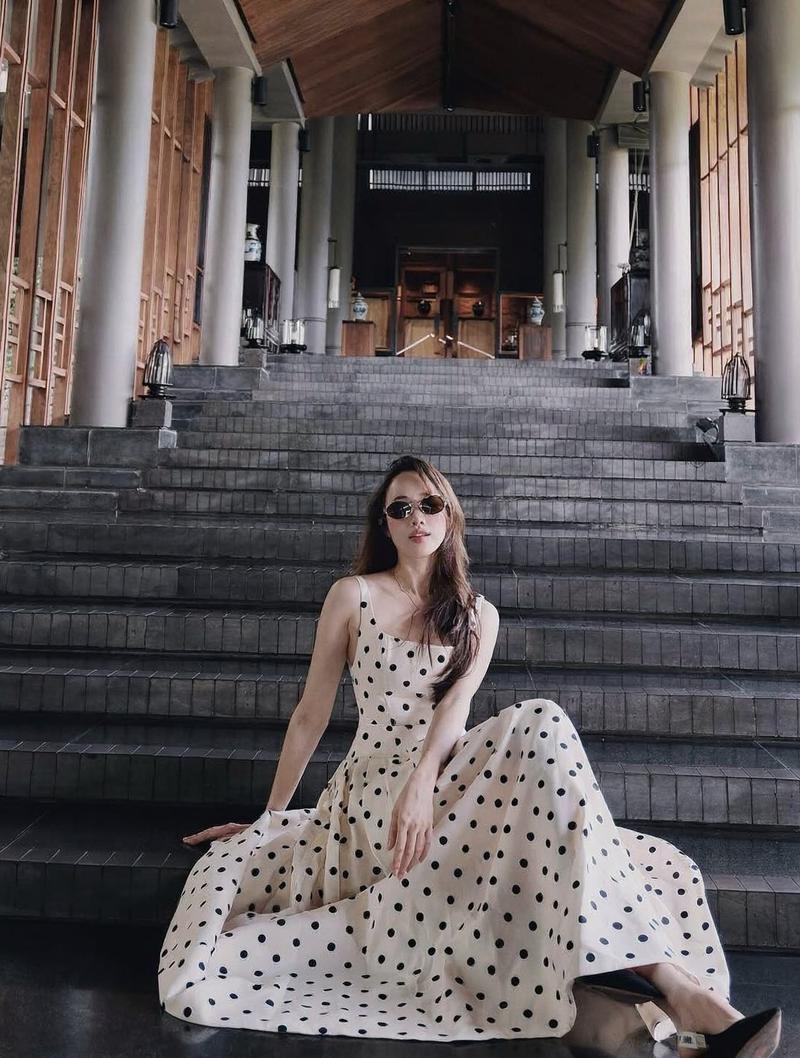 Người đẹp pose tay chống cằm suy tư