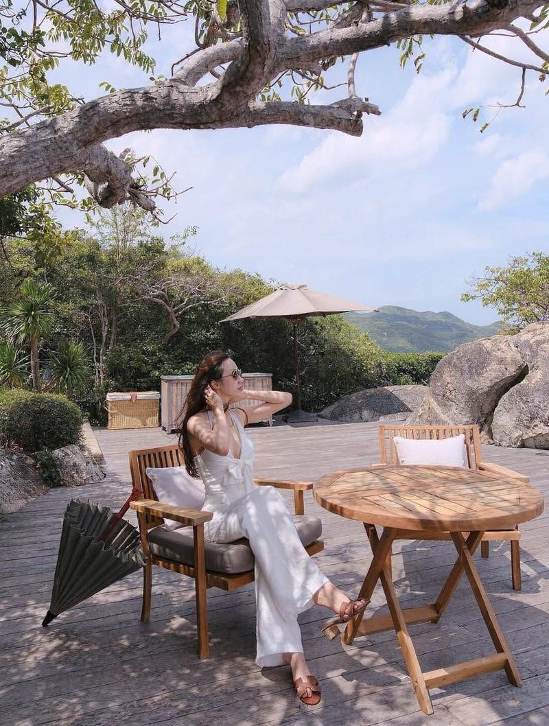 Gái đẹp mặc váy midi hoa nhí nữ tính