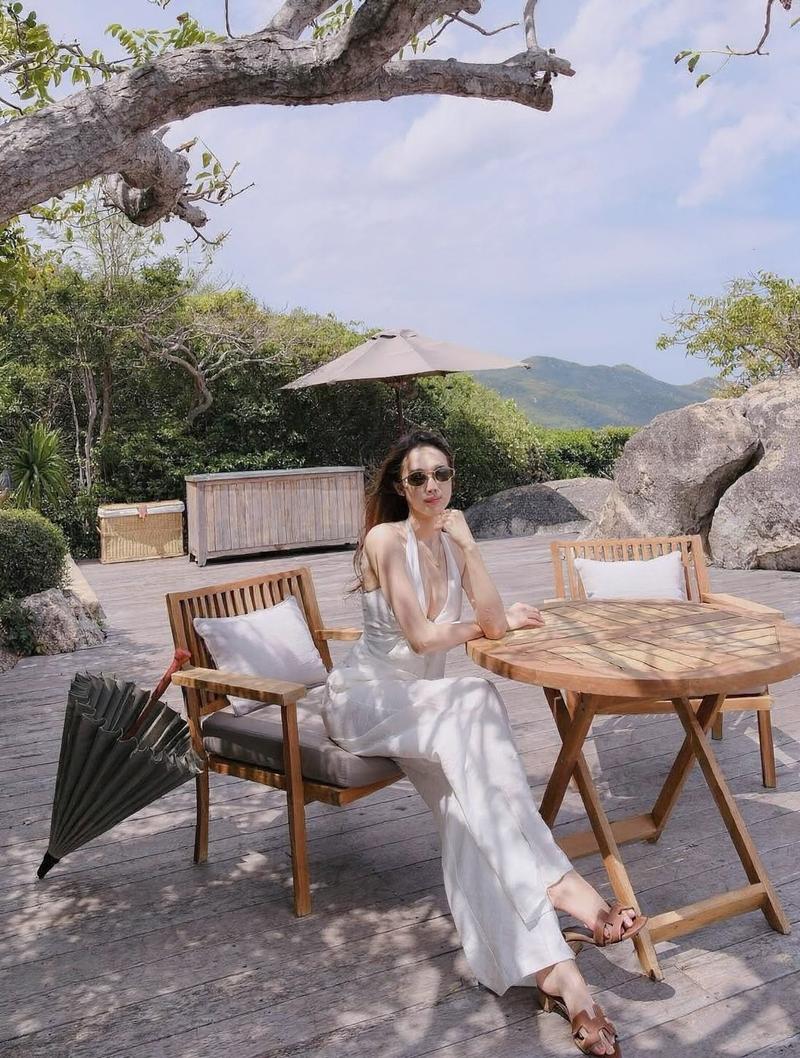 Cô gái tóc búi cao đính nơ thanh thoát