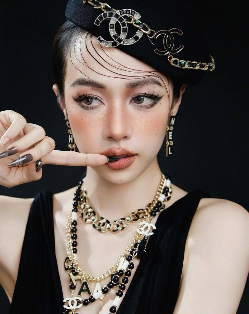 Nữ influencer mặc áo blouse voan trong suốt nhẹ