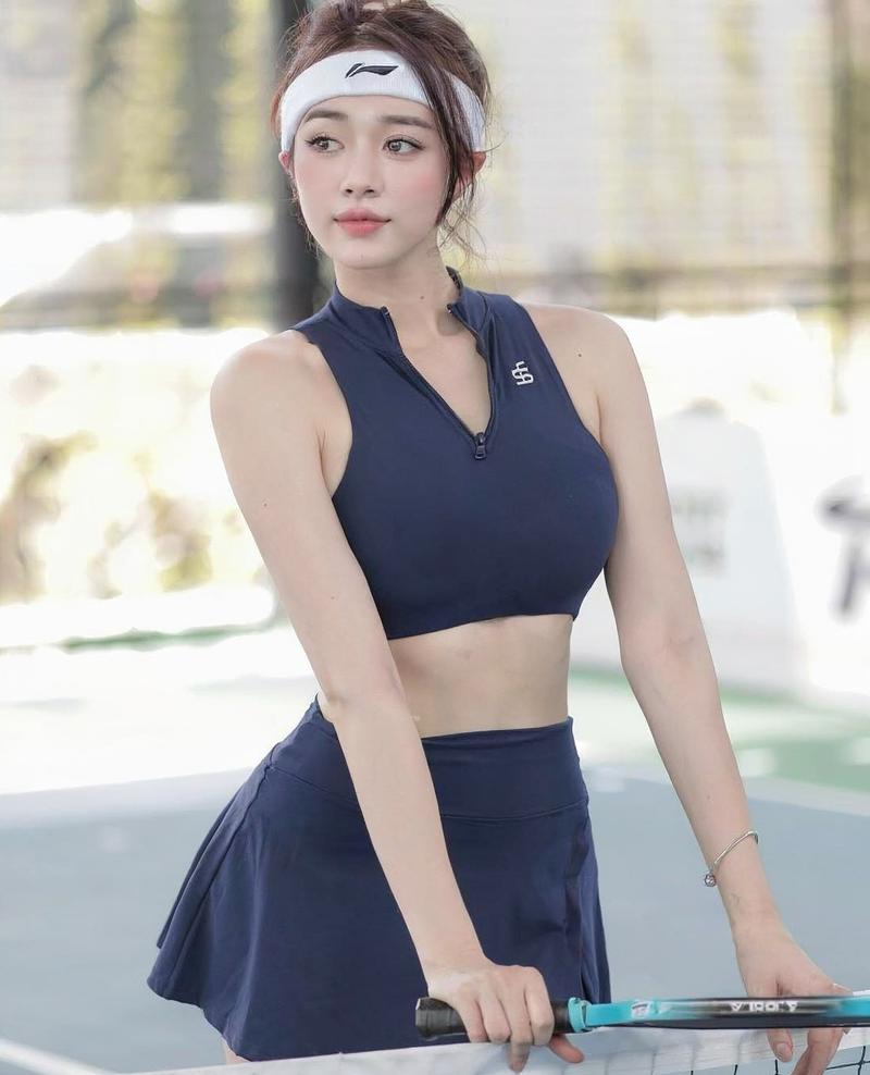 Cô nàng mặc váy đỏ nổi bật quyến rũ