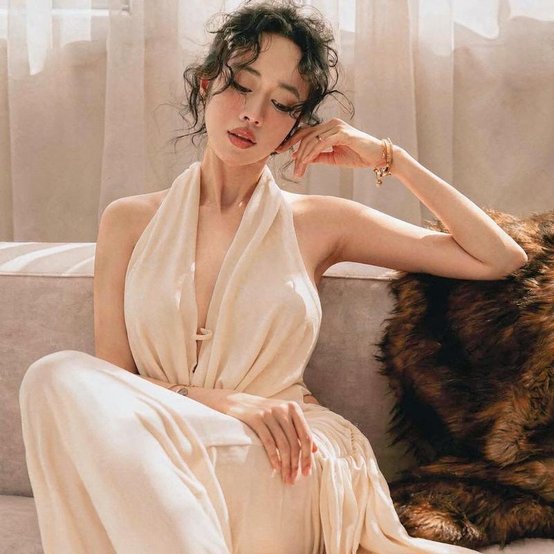Gái Việt Nam pose mirror selfie trong gương