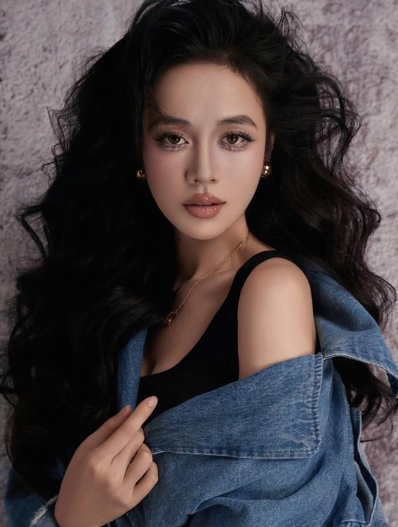 Chị gái pose ngồi bên cửa sổ view thành phố