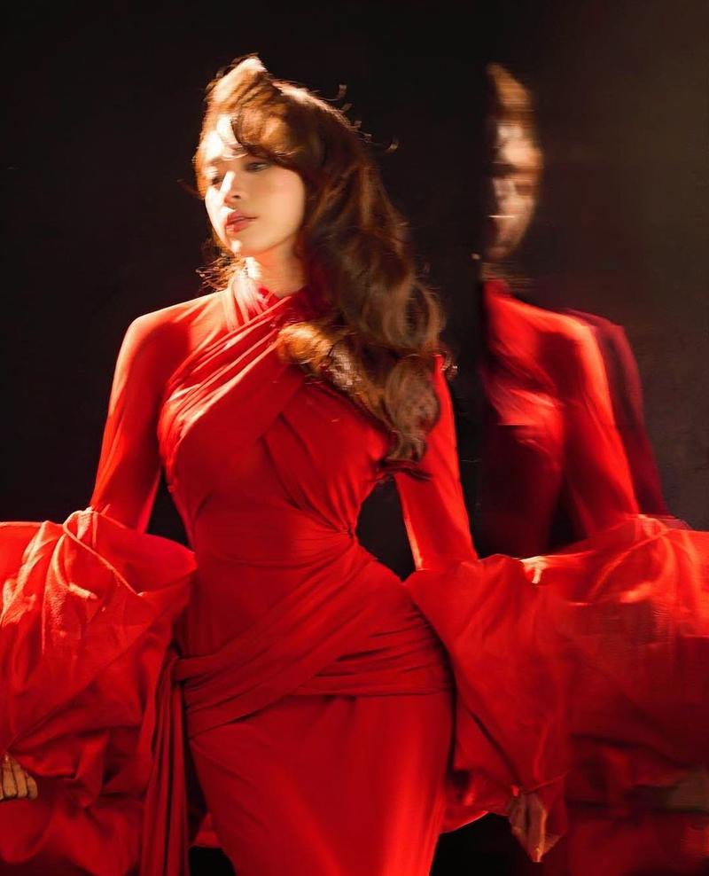 Hằng Habi pose sexy bên ban công 4K