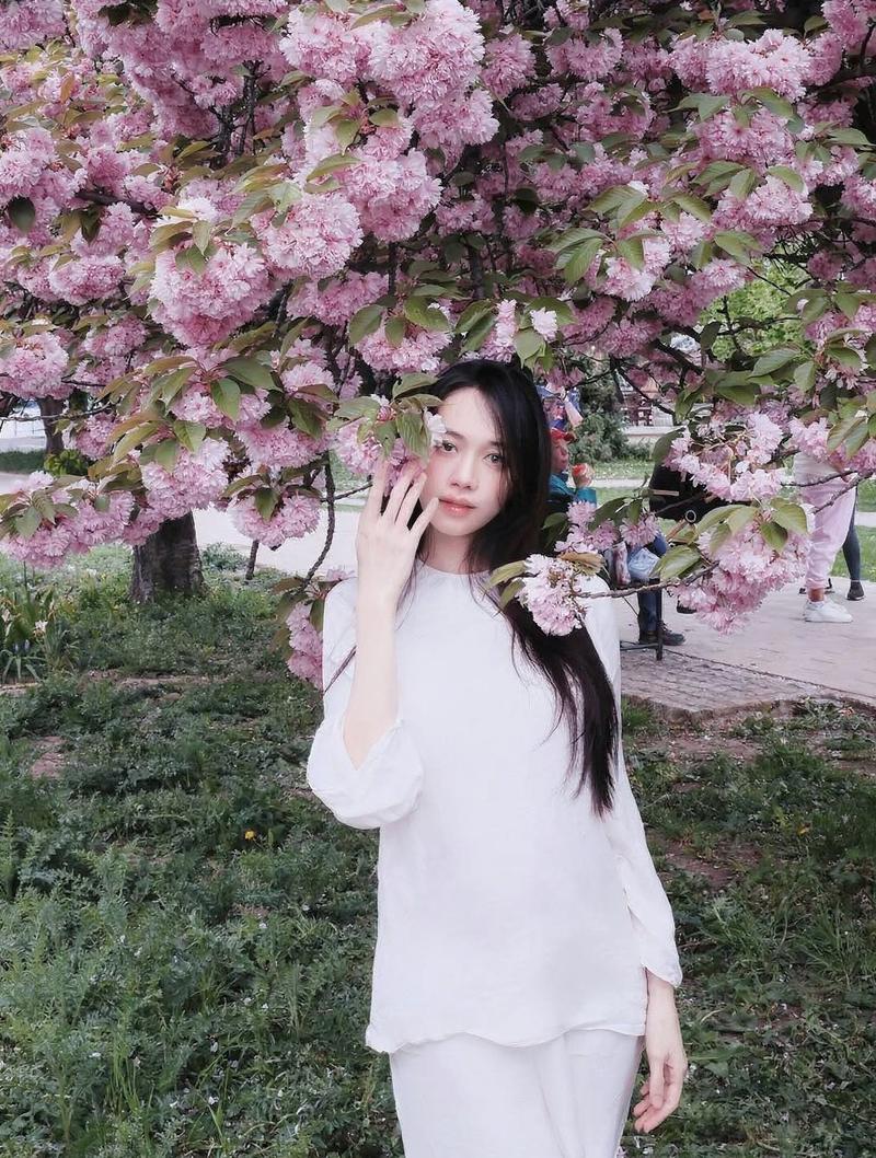 Cô nàng tóc xoăn nhẹ phong cách Hàn Quốc