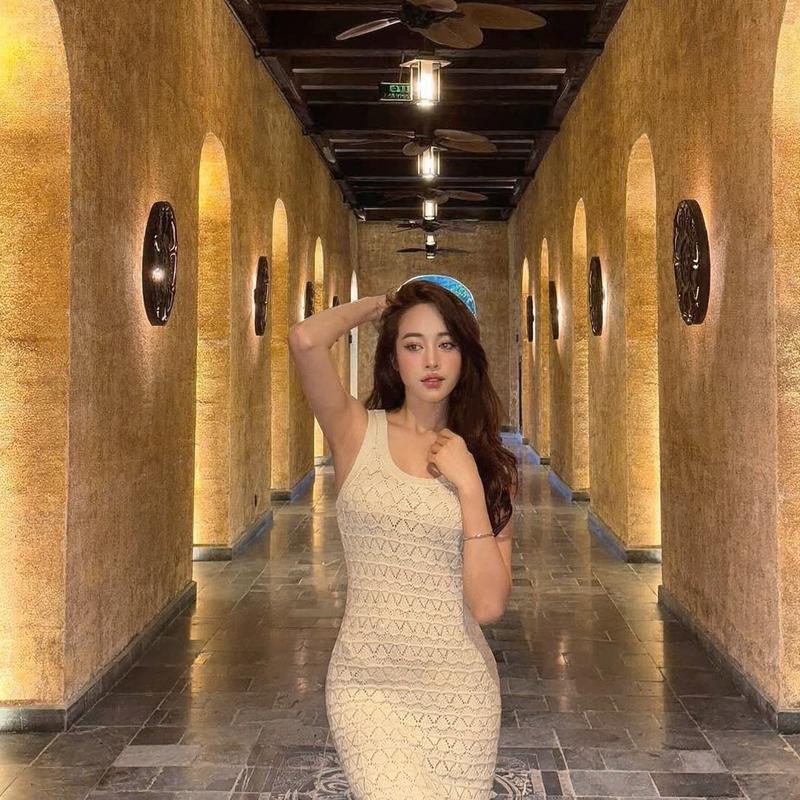Cô gái style casual mặc quần baggy rộng