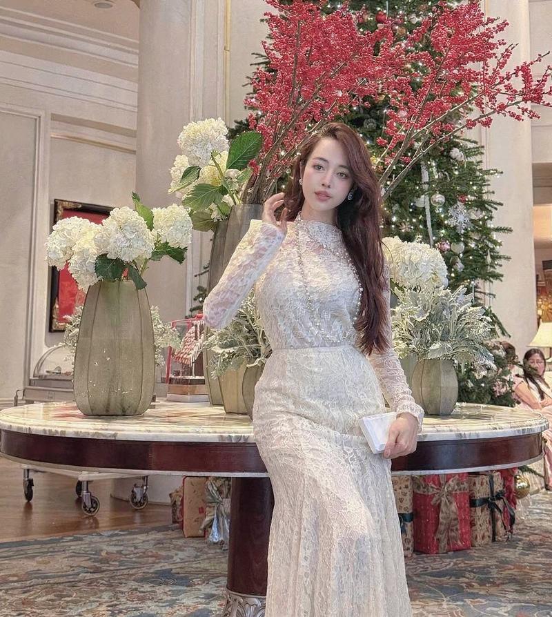 Nữ influencer da mịn mặc váy tennis thể thao