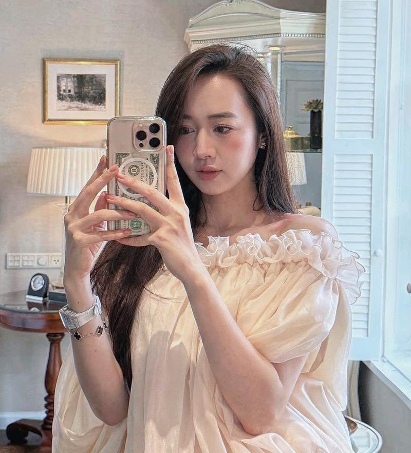 Cô gái tóc dài đen nhánh khoe vai tròn trắng mịn