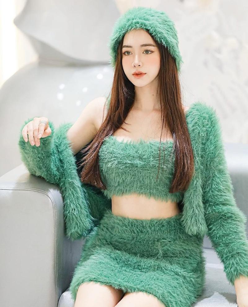 Nữ influencer mặc crop top hồng pastel dễ thương