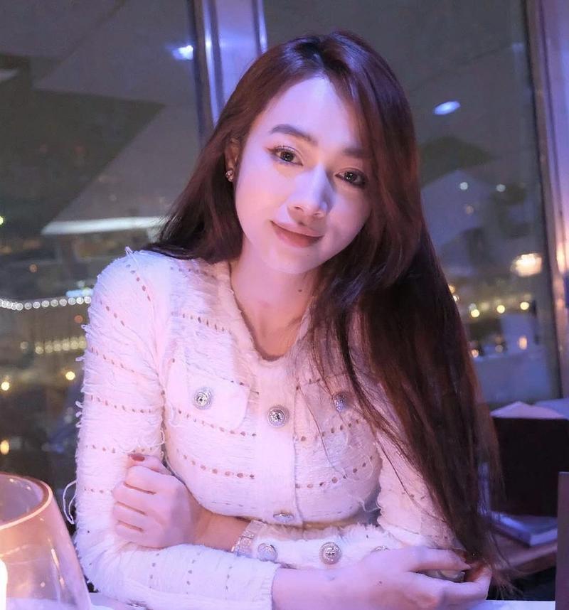 Chị gái da sáng mặc áo hai dây hở eo thon