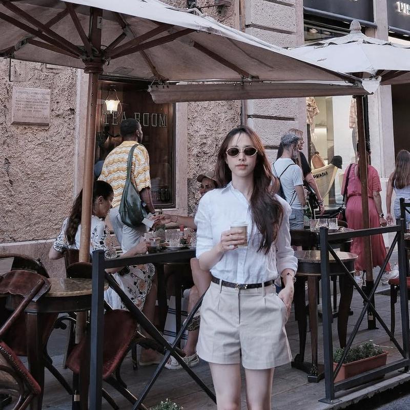 Cô nàng mặc váy voan bay nhẹ trong gió
