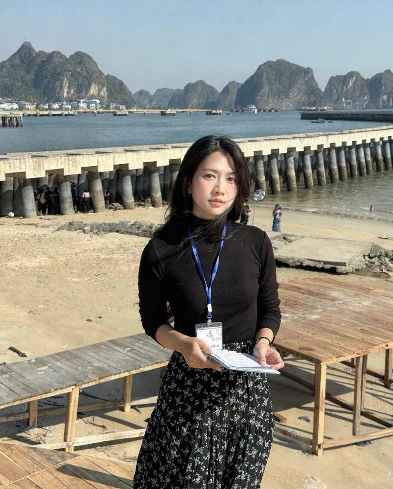 Lê Bống diện áo hai dây khoe vai tròn