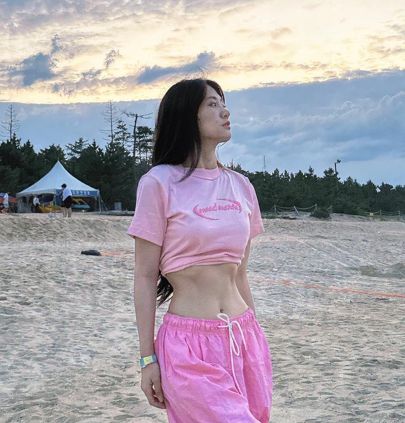 Lê Bống pose tay chống cằm suy tư
